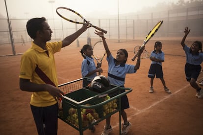 Alumnos de la escuela de tenis del Centro deportivo rural de Atmakur (India) de la Fundación Vicente Ferrer.