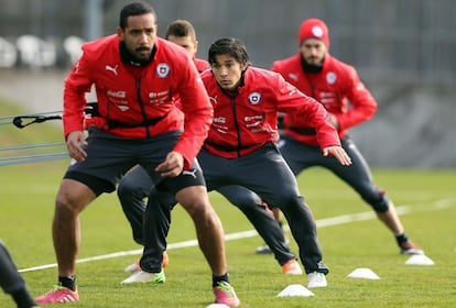 Los jugadores de la selección chilena de fútbol Jean Beausejour y Matías Fernandez se ejercitan durante el entrenamiento en el complejo deportivo de Ruit, en Stuttgart (Alemania). Chile se prepara para su amistoso contra Alemania.