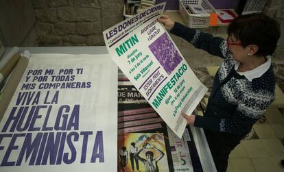 Montserrat, activista del centro de documentación, repasa algunos de los carteles históricos del feminismo, en Barcelona.