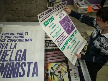 Montserrat, activista del centro de documentación, repasa algunos de los carteles históricos del feminismo, en Barcelona.