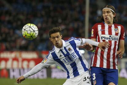 Capilla lucha por la pelota con Filipe Luis.