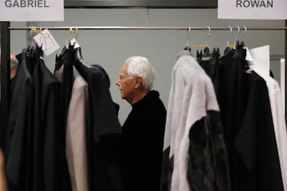 Giorgio Armani entre bambalinas en enero de 2017.