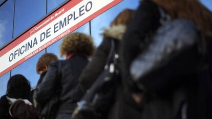 Cola en una oficina de desempleo en Madrid.