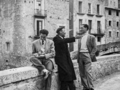 Néstor Luján, assegut, amb Josep Pla (al centre) i Joan Teixidor a la Pobla de Lillet.