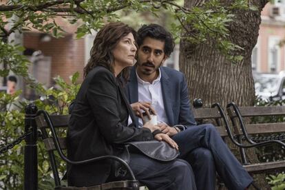 Catherine Keener e Dev Patel em ‘When Cupid is a Praying Journalist’, sobre as marcas e as consequências de histórias de amor importantes em nossa vida.