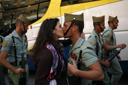 Un legionario besa a su novia tras participar en la guardia de honor al Cristo de Mena en Málaga (España), el 24 de marzo de 2016.