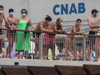 Usuarios del Club de Natación de la Barceloneta con mascarillas.