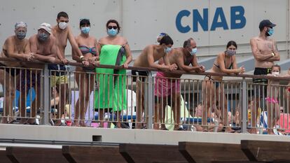 Usuarios del Club de Natación de la Barceloneta con mascarillas.