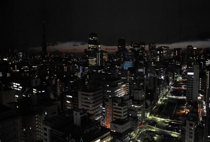 Los edificios de Tokio, con menos luz de la acostumbrada, ante la llamada del Gobierno para ahorrar energía.