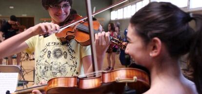 Dos alumnas ensayan en el conservatorio.