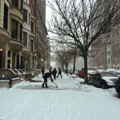 Jóvenes juegan al hockey en Nueva York.