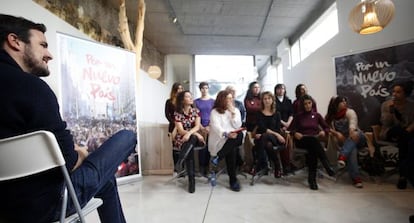 Alberto Garz&oacute;n asiste desde el p&uacute;blico a un acto de su candidatura sobre igualdad, en Madrid. 