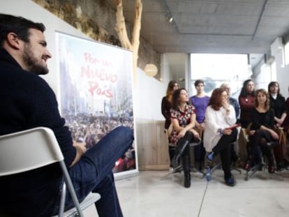 Alberto Garz&oacute;n asiste desde el p&uacute;blico a un acto de su candidatura sobre igualdad, en Madrid. 