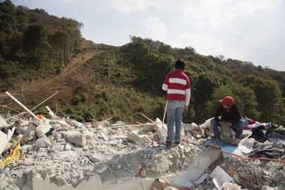 Niños juegan entre los restos de la casa demolida en Xochicuautla