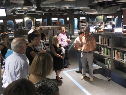Un grupo de personas participa ayer en una visita guiada a la mediateca de la Alhóndiga.