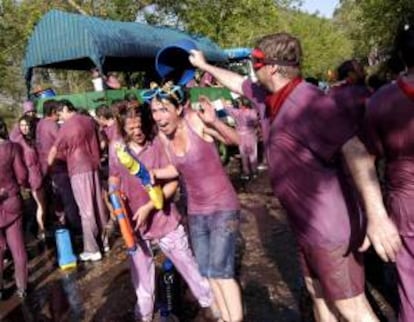 La tradicional Batalla del Vino de Haro ha reunido hoy en los riscos de Bilibio a entre 6.000 y 8.000 personas, que han luchado con unos 6.000 litros de vino.