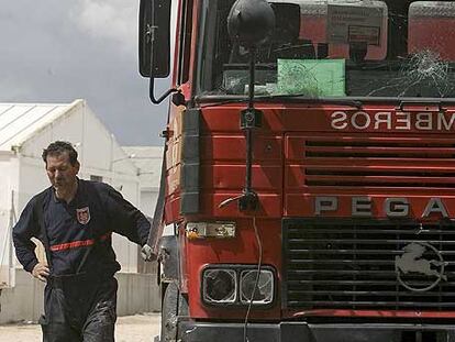 Un bombero, junto al camión apedreado por varios vecinos.