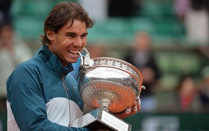 Rafael Nadal con la copa tras ganar la pasada edici&oacute;n de Roland Garros