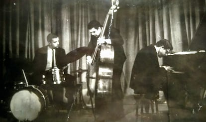 Tenório Jr. durante un concierto en Buenos Aires, en 1964, acompañado por el bajista Zezinho Alves y el baterista Pocho Lapouble.