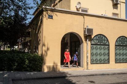 Una madre y su hijo atraviesa los soportales de la colonia San Fermín.