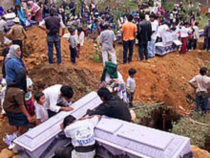 Entierro de las víctimas en el cementerio de Santiago. PLANO GENERAL - ESCENA