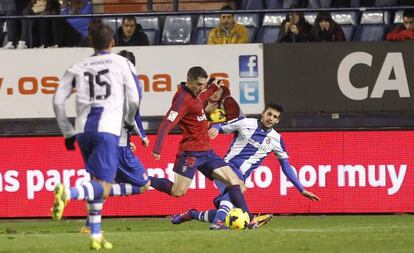 Cejudo remata para marcar el gol de la victoria. 