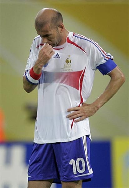 Zidane, pensativo tras el empate ante Corea.
