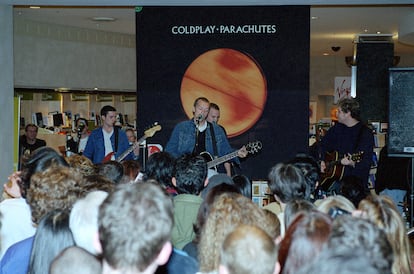 Coldplay durante una actuación en una tienda de discos de Los Ángeles en el año 2001.