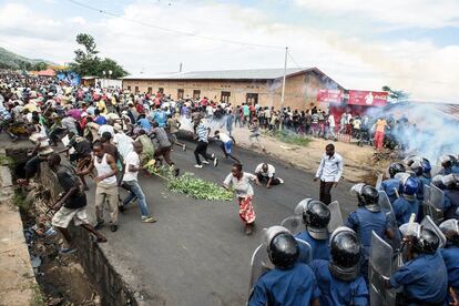 Las celebraciones populares del golpe de Estado desencadenaron enfrentamientos con fuerzas antidisturbios en las calles de la capital, Buyumbura. En el barrio de Musaga, centenares de personas tiraron piedras contra policías que respondieron con el uso de gas lacrimógeno y cañón de agua.