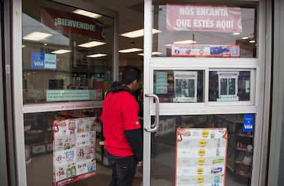 Roberto a las puertas del Oxxo.