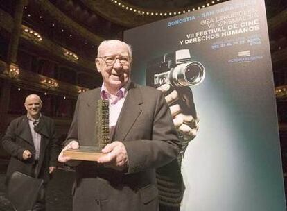 Borau, con el premio que le ha otorgado la muestra cinematográfica donostiarra.