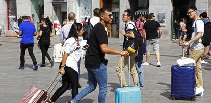 Turistas en la Puerta del Sol de Madrid.