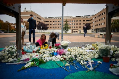 Varios niños depositan flores en el paque donde fue visto por última vez Alex.