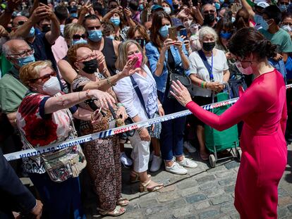 La presidenta de la Comunidad de Madrid, Isabel Díaz Ayuso, saluda a sus fans, a su salida del acto de toma de su posesión, en la Real Casa de Correos de la Puerta del Sol.