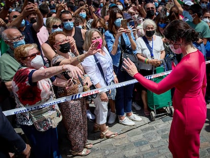 La presidenta de la Comunidad de Madrid, Isabel Díaz Ayuso, saluda a sus fans, a su salida del acto de toma de su posesión, en la Real Casa de Correos de la Puerta del Sol.