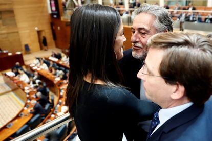 El alcalde de Madrid, José Luis Martínez-Almeida, la vicealcaldesa de Madrid Begoña Villacís, y el portavoz del PSOE en el Ayuntamiento de Madrid Pepu Hernández (c), asisten a la sesión de investidura en la Asamblea.