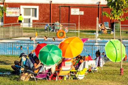 Vecinos de Jarilla desalojados en el polideportivo Pabellón Ciudad de Plasencia, el jueves.