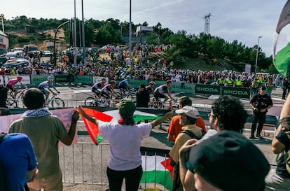 El pelotón a su paso por Navacerrada, este sábado.