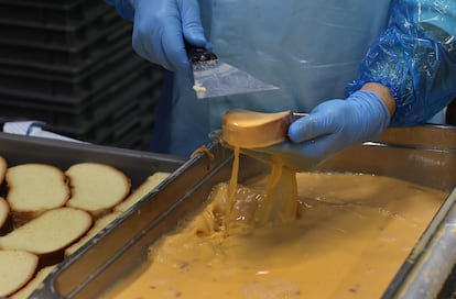 Momento en el que se pasa por huevo las torrijas que se elaboran en el obrador de El Corte Inglés.