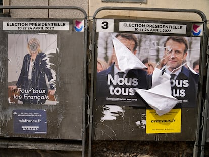 Carteles desfigurados fuera de un colegio electoral en París, durante la segunda vuelta de las elecciones en el país, este domingo.