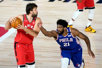 Marc Gasol, defendido por Joel Embiid.