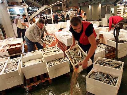 Los comerciantes de pescado de Mercamadrid preparan la mercancía para la venta a las 6.30.