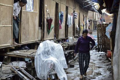 Las fuertes lluvias convierten las estrechas calles del campo de Jeyang en un barrizal, y las casas se inundan con facilidad.