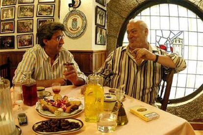 Fumadores en un restaurante de Madrid, ayer. 
 
Zona habilitada para fumadores en un restaurante de Vitoria.