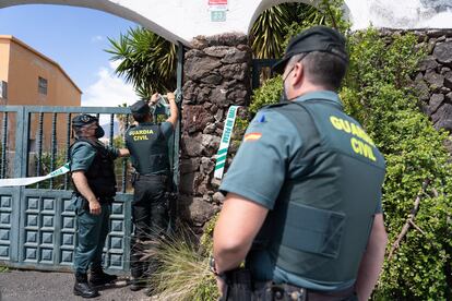 Guardia Civil officers search the home of Tomás Gimeno, the father of the missing girls, Anna and Olivia.