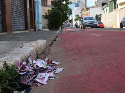 São Paulo - Panfletos dos candidatos das eleições municipais, conhecidos como santinhos, descartados na rua Abolição, Bela Vista.