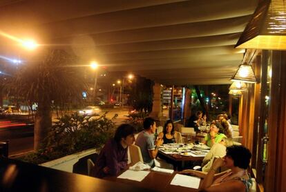 Personas cenando en el Segundo Muelle