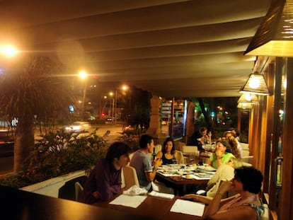 Personas cenando en el Segundo Muelle