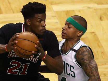 Isaiah Thomas intenta frenar a Butler.