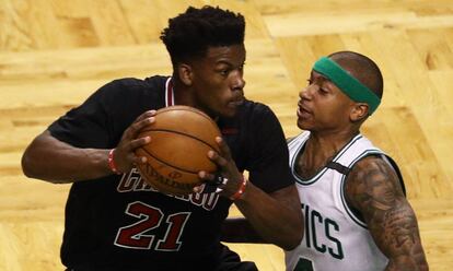 Isaiah Thomas intenta frenar a Butler.